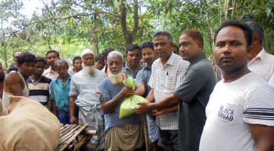 ত্রাণ বিতরণ