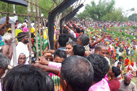 চোখের পানিতে ভিজে গেল কাঁটাতারের বেড়া